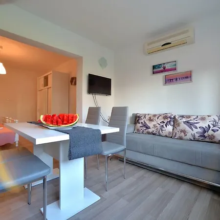 Red Rose Apartment *