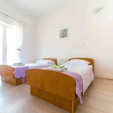 Red Rose Apartment *