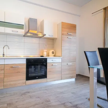 Red Rose Apartment Split