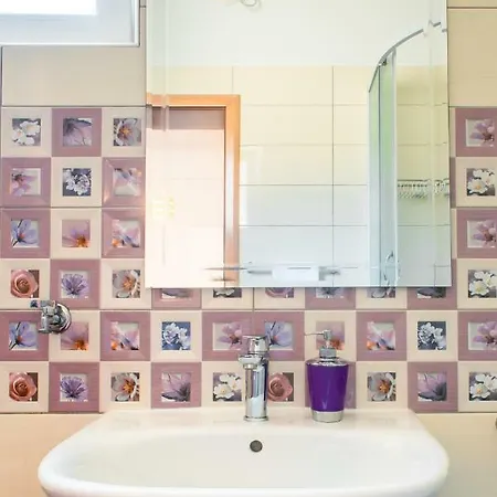 Red Rose Apartment Split